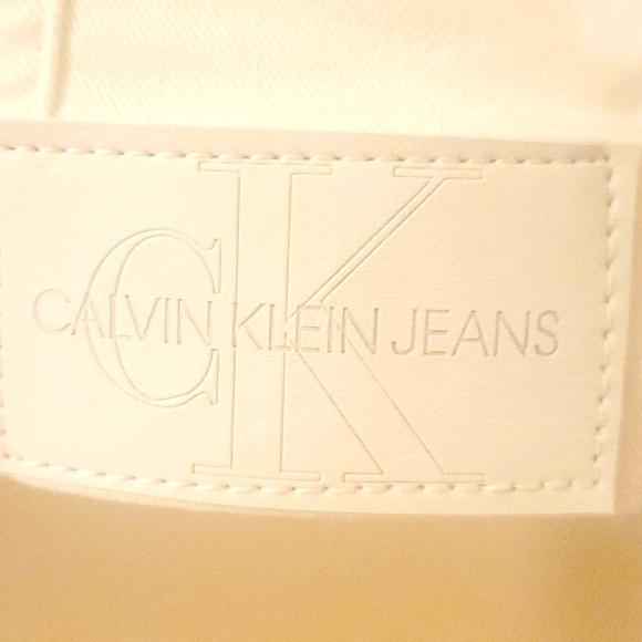 Calvin Klein - Picture 3 of 4